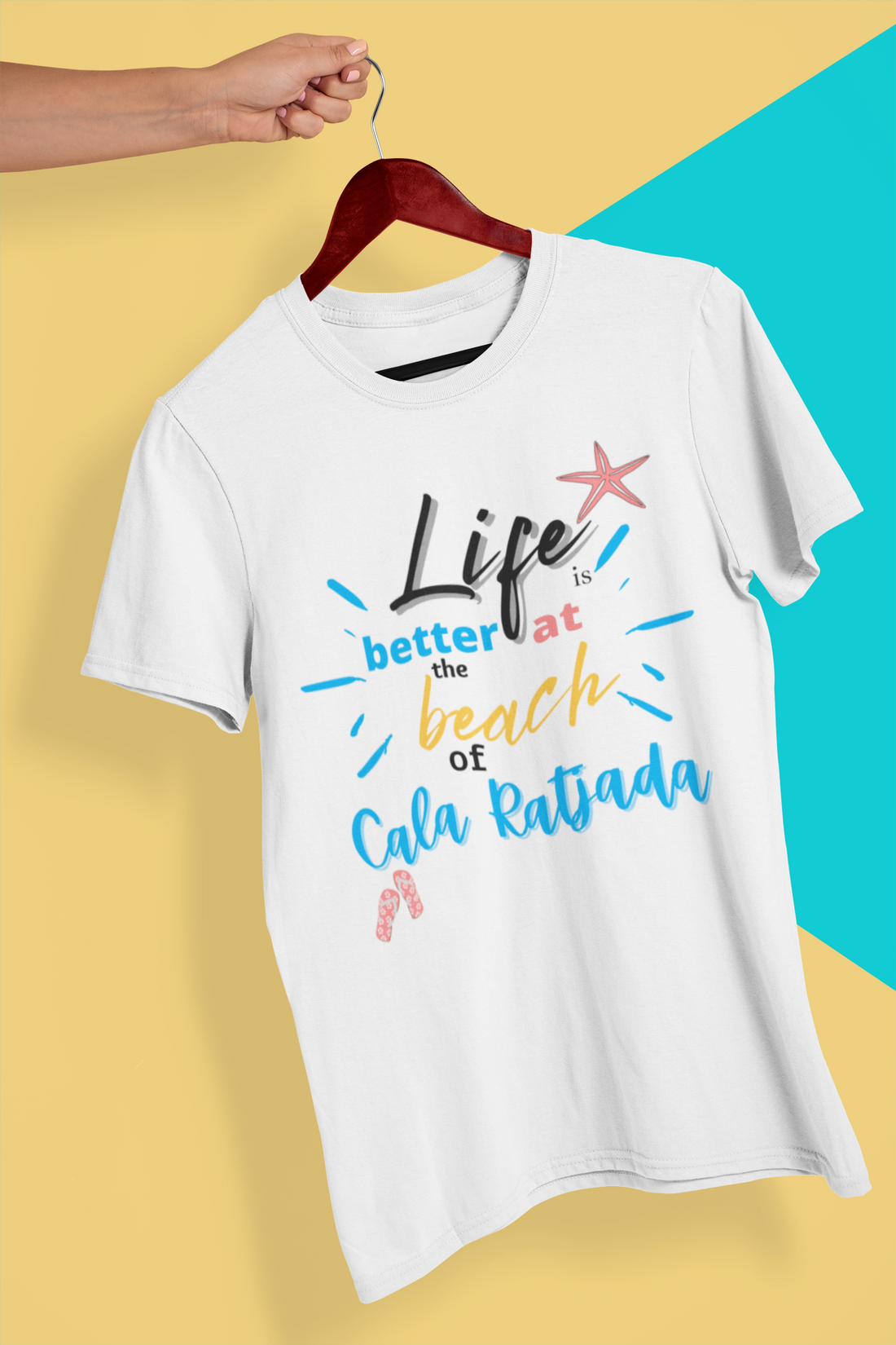 weißes Shirt mit Druck "Life is better at the beach of Cala Ratjada